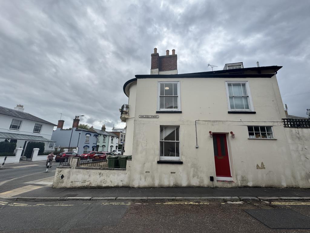 Lot: 6 - TOWN CENTRE MAISONETTE WITH GARDEN FOR INVESTMENT OR OCCUPATION - View of the building on corner plot